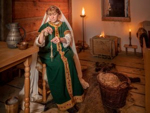 Frauen im Umfeld des Klosters Lorsch mit Quendelkekse backen