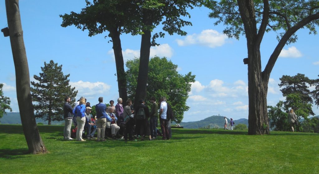 Besucher auf dem Klosterhügel