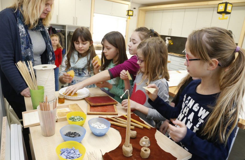 Kinder beim Workshop Wachs